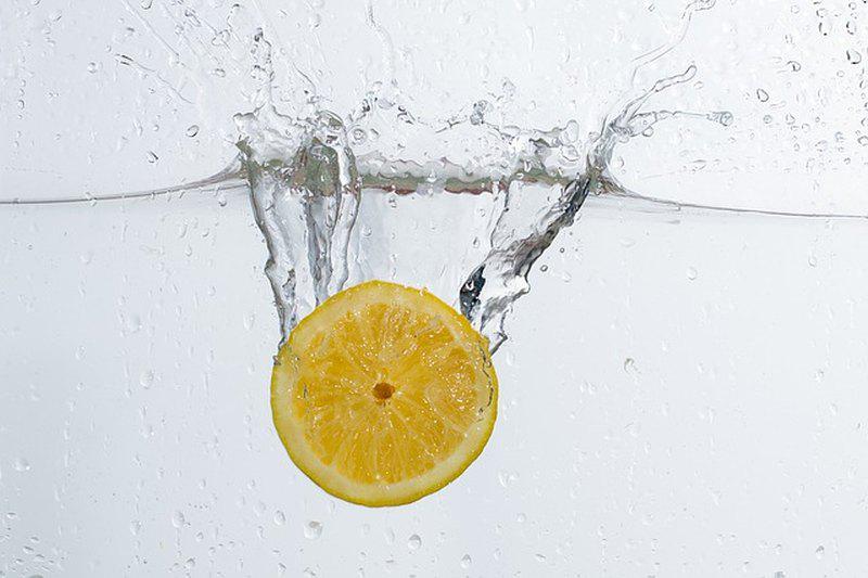 Woda z cytryną – skuteczny sposób przyspieszania metabolizmu? 